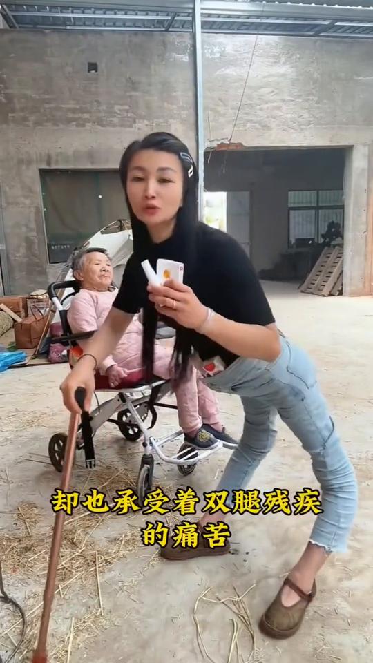 在视频中展现的这位双腿严重弯曲的女士名叫芳芳，现年三十三岁，来自河南省南阳市长河