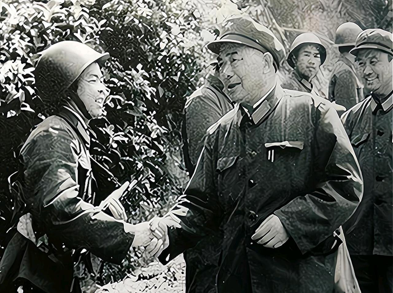 11军军长刚从中越前线回来遭遇流氓碰瓷，将军说：你们吃错药了吧!​​一九七九年