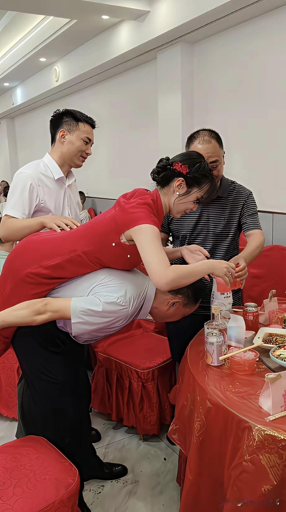 大开眼界，喜公公背新娘敬酒婚宴现场这一幕直接看懵了全场宾客，红桌布围满佳肴