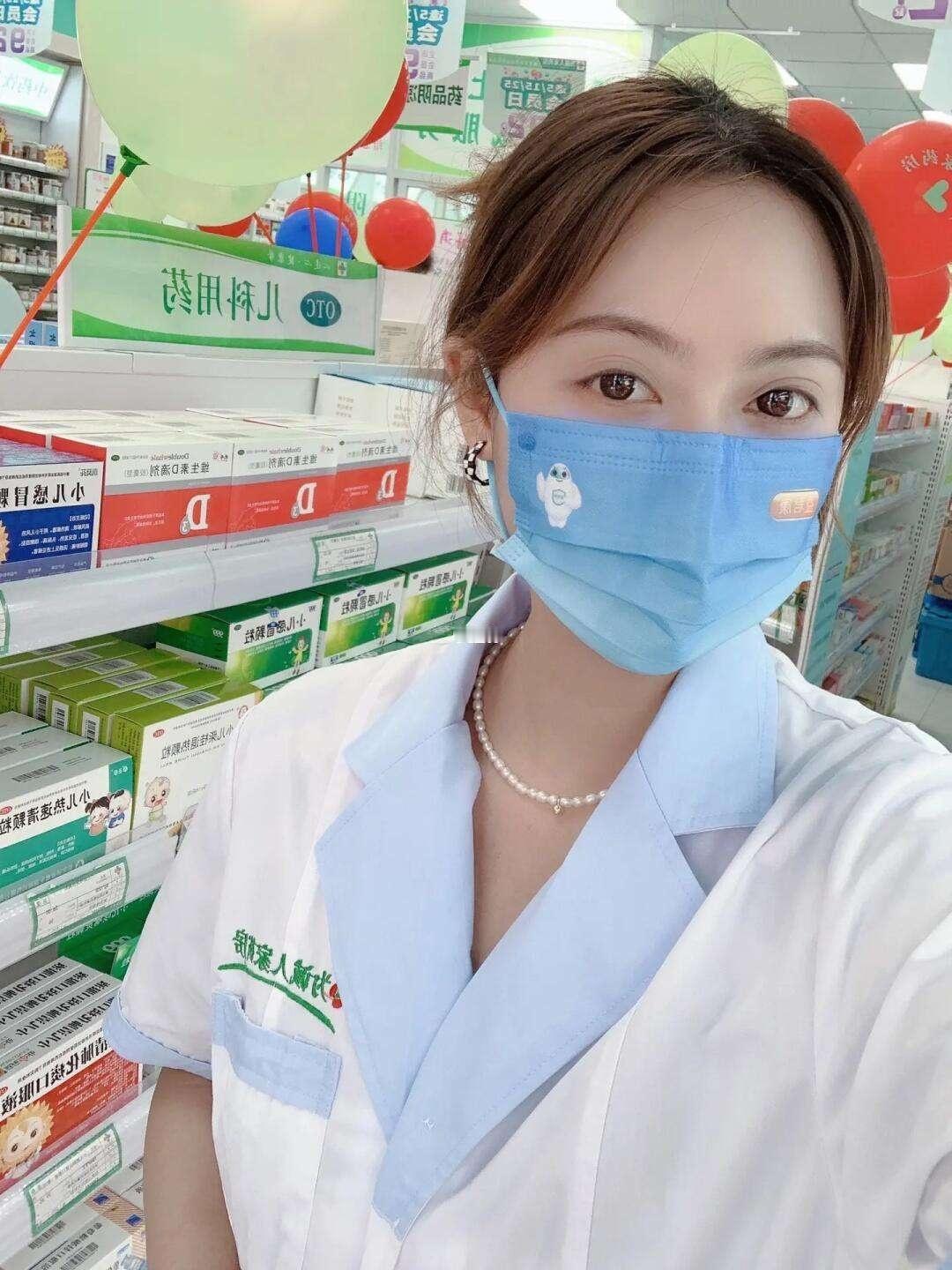 上海虹口惠民路有一家民营药店它的名字叫∶海王星辰营业面积约有20几个平米，有男女二位店员，小伙子年龄