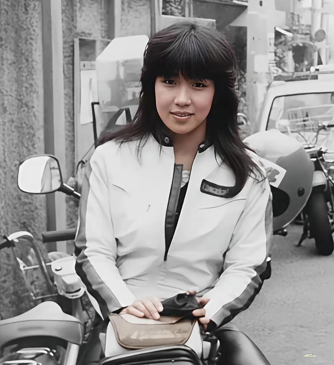 日本女首相高市早苗，年轻时候确实美。三十一岁做主播时，风格温和，镜头前总带着笑容