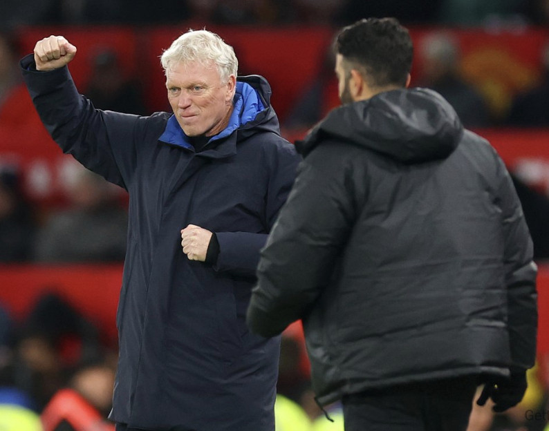 曼联为什么拿不下10人埃弗顿？阿莫林的分析如下：“在比赛初期，我们想要长时间控球