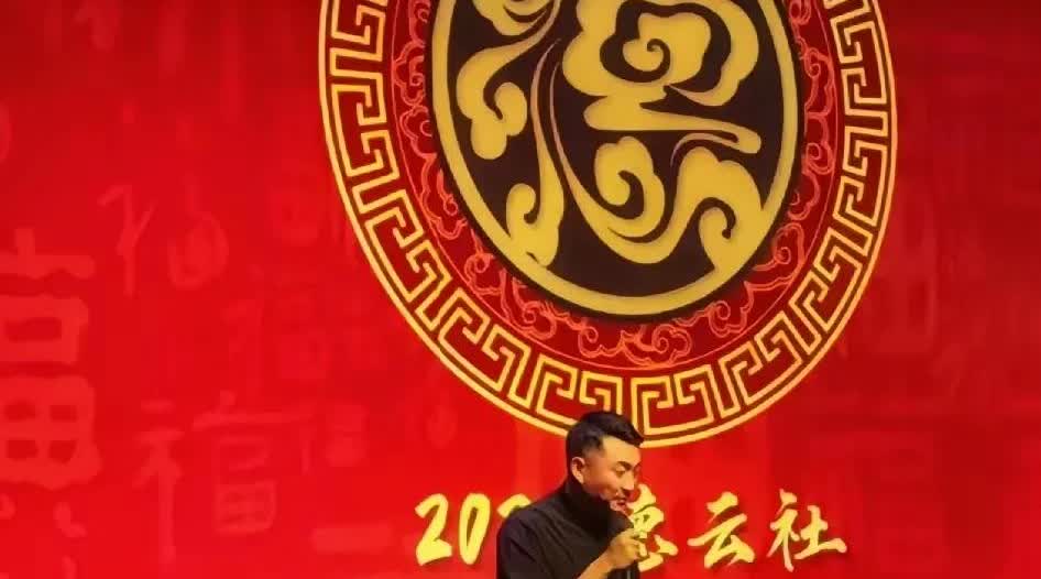 老郭，这也算是完成师傅的心愿了！郭晓小去德云社当报幕员了，说实话，在德云社当