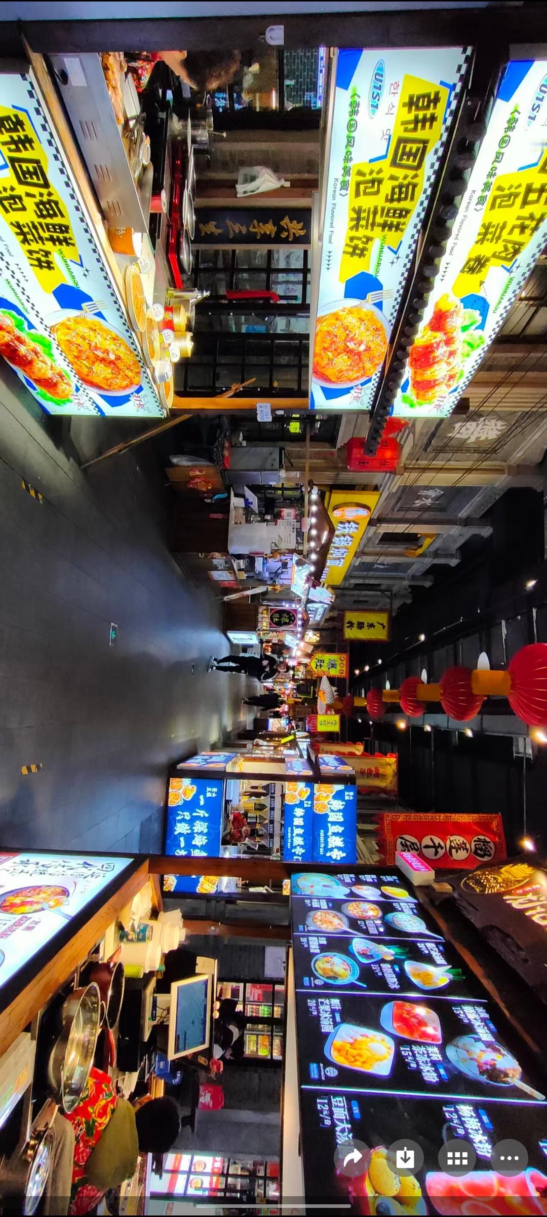 夜幕下的美食街，灯火通明，人声鼎沸，尽享地道小吃！🍜🌟