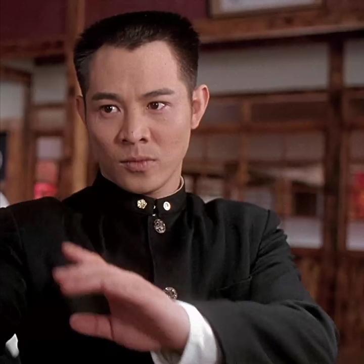 武打演员，李连杰说起，美国这个地方，真的有窃听器，对我们防备很严的，我们武术队住