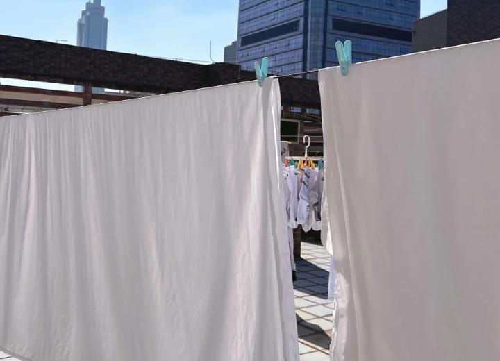 闺蜜昨天半夜给我打电话，声音都快哭了：“我背上长满了红疹，痒得睡不着！医生问我床