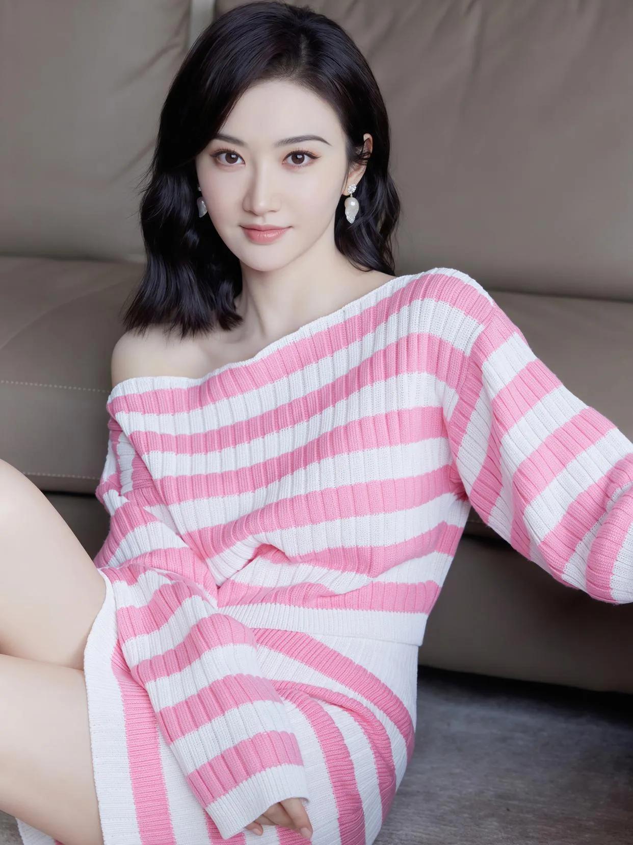 景甜这套粉白条纹针织套装，少女感直接拉满✨一字露肩设计，温柔又带点小性感，同色