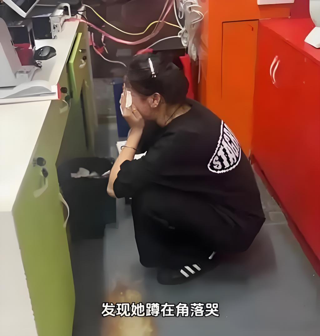 小区超市里，老板娘蜷缩在柜台后面的角落里无声流泪，原因是新出生的小儿子问题，她老