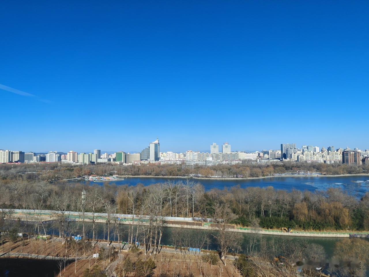 2025年12月23日，北京这蓝天绝了！万里无云的，天空湛蓝湛蓝的，像被洗过一样