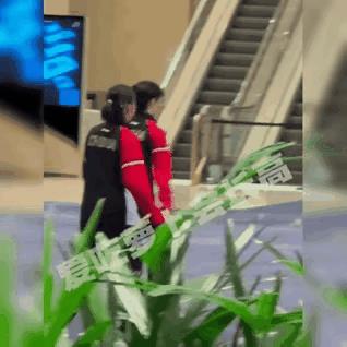 莎莎慢悠悠的带着小师妹去参加晚宴了，门口有签名的，莎莎没签就进去了！由于上午澳