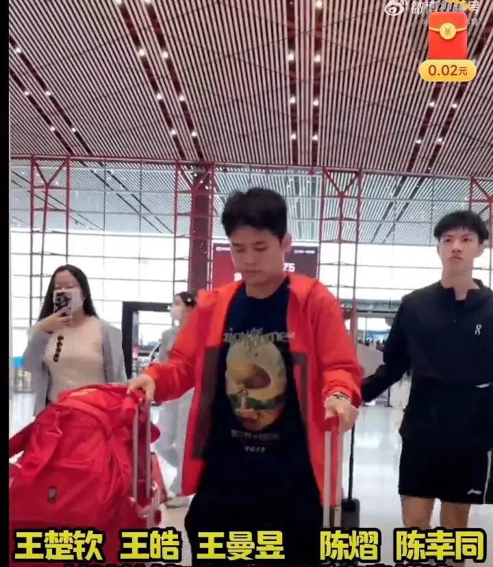 没看到孙颖莎，国乒大部队出发横滨[加油]，估计孙颖莎和邱贻可指导、何卓佳一起
