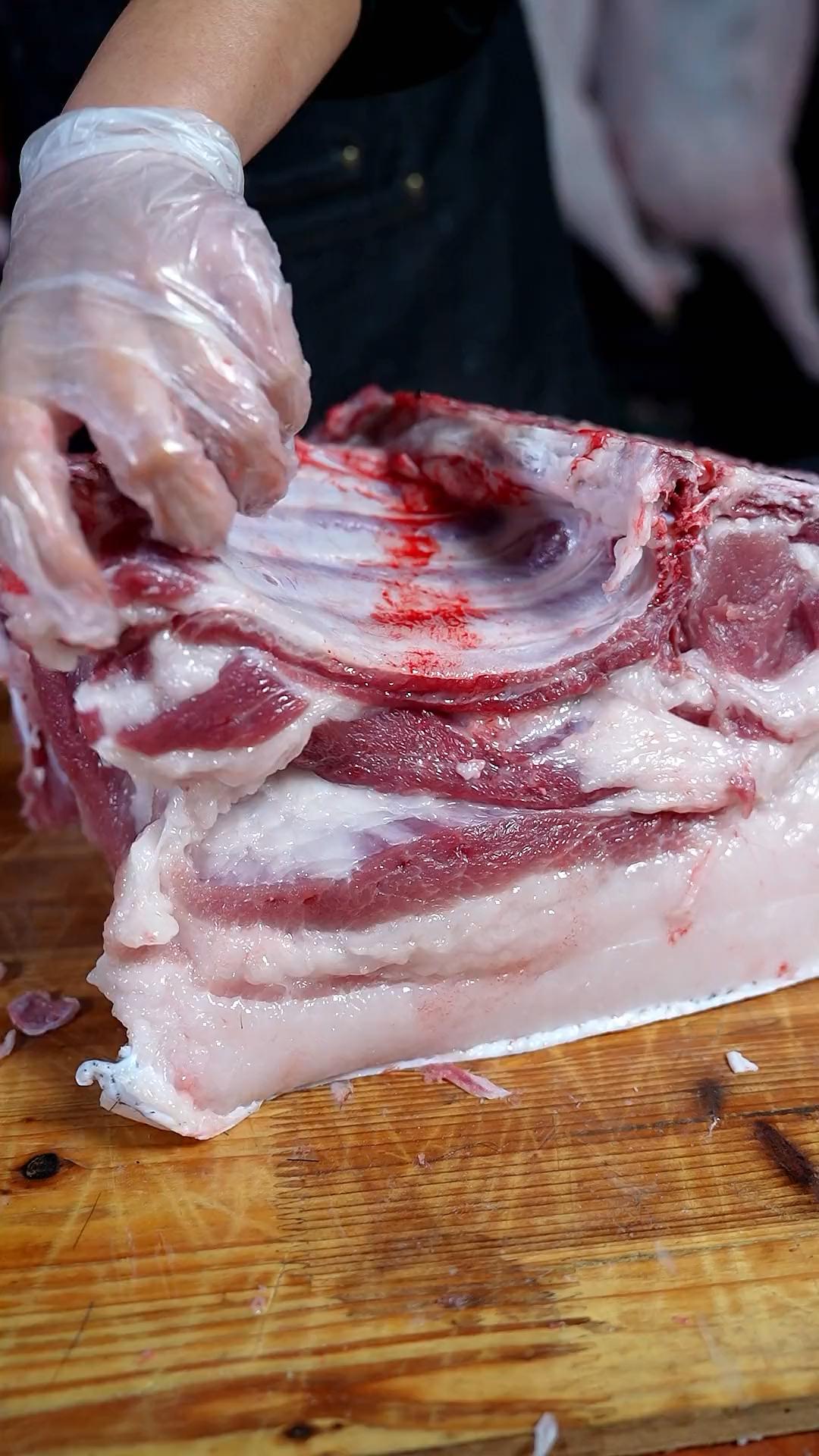 为什么朝鲜人很少吃猪肉？其实不是他们不想吃，不喜欢吃，而是对于很多人来说，根本就
