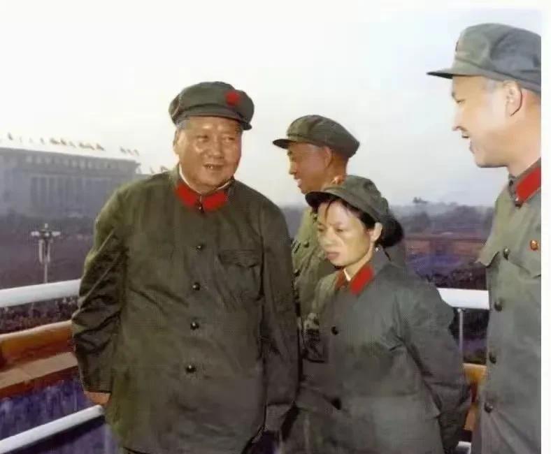 毛主席穿着一身军装，站在那精气神十足，腰杆挺得笔直，脸上一直挂着亲切的笑容，看着
