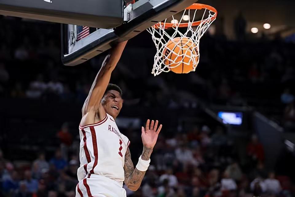 阿肯色大学的大一后场新星米利克-托马斯（MeleekThomas）在自己的社交