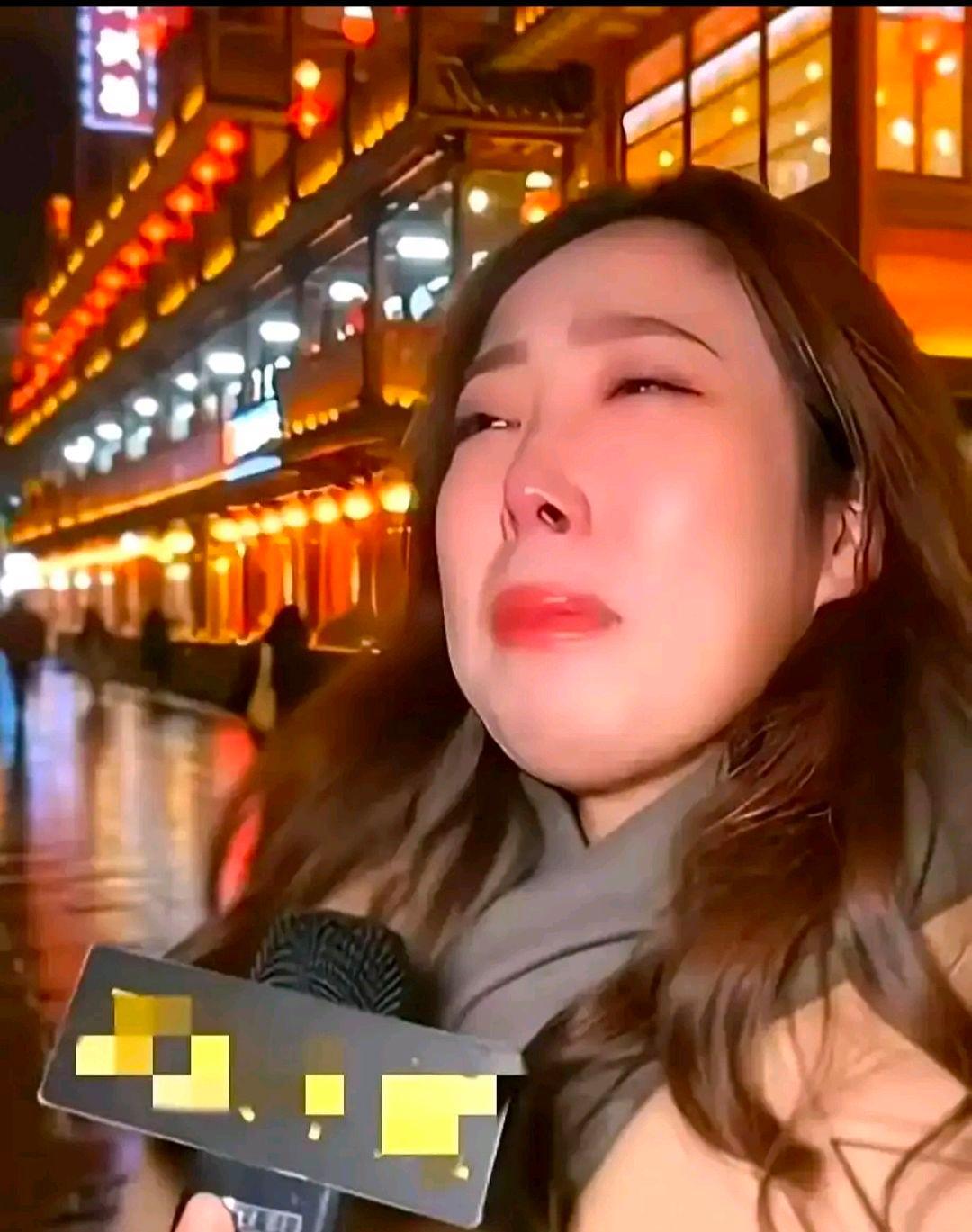 成都街头35岁女子崩溃痛哭！拎名牌包化精致妆，背后真相扎碎千万打工人的心成