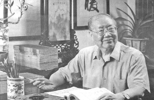 1945年，一个日本军医看中了季德胜的蛇药，他用枪抵着季德胜，呵斥道“交不交？”