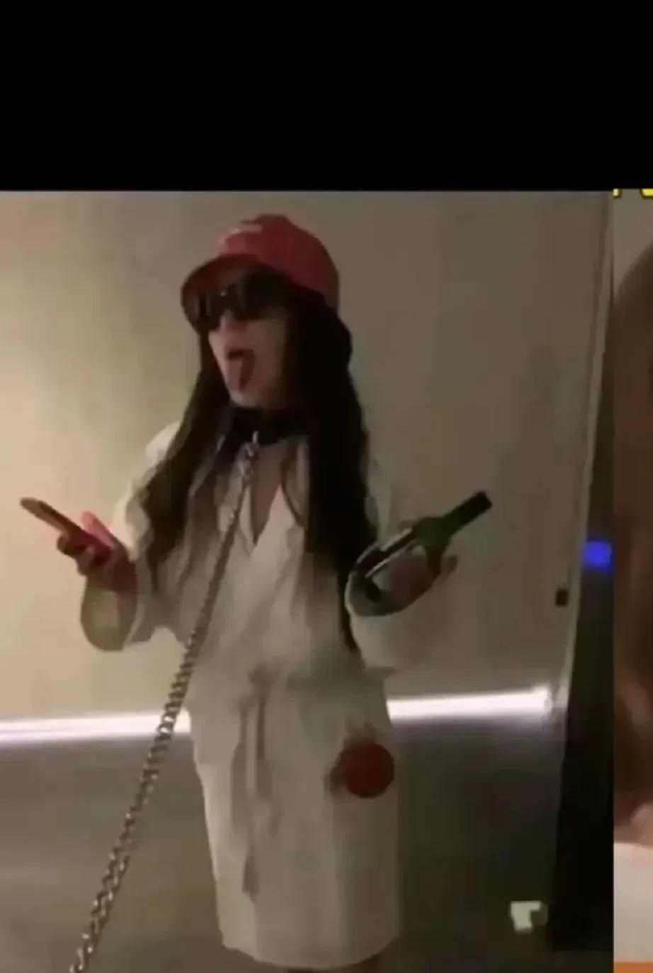 八国联军那段屈辱的历史才过去多久，这就又冒出来“跪舔女”和“跪拜男”这种让人难以