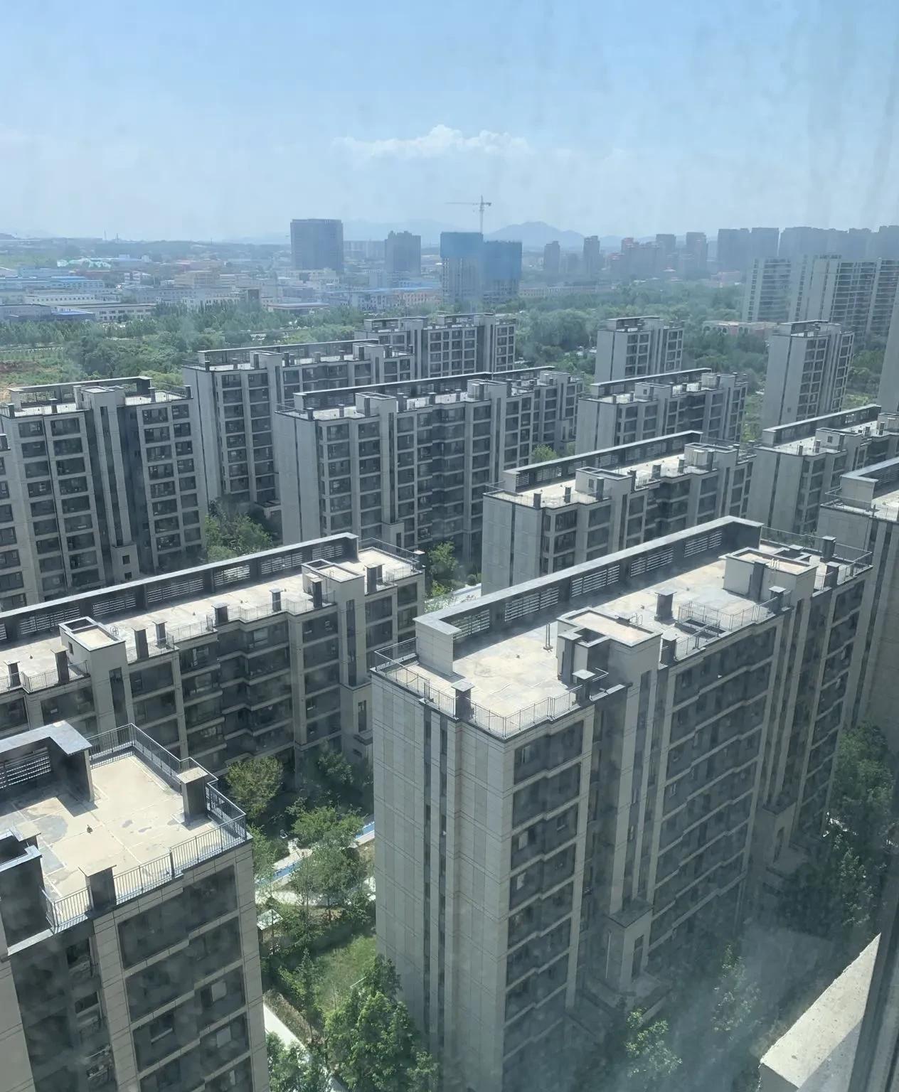 女儿要搬新家，新的邻居们买的电视、冰箱、洗衣机、空调、热水器都是1万多一件的，女