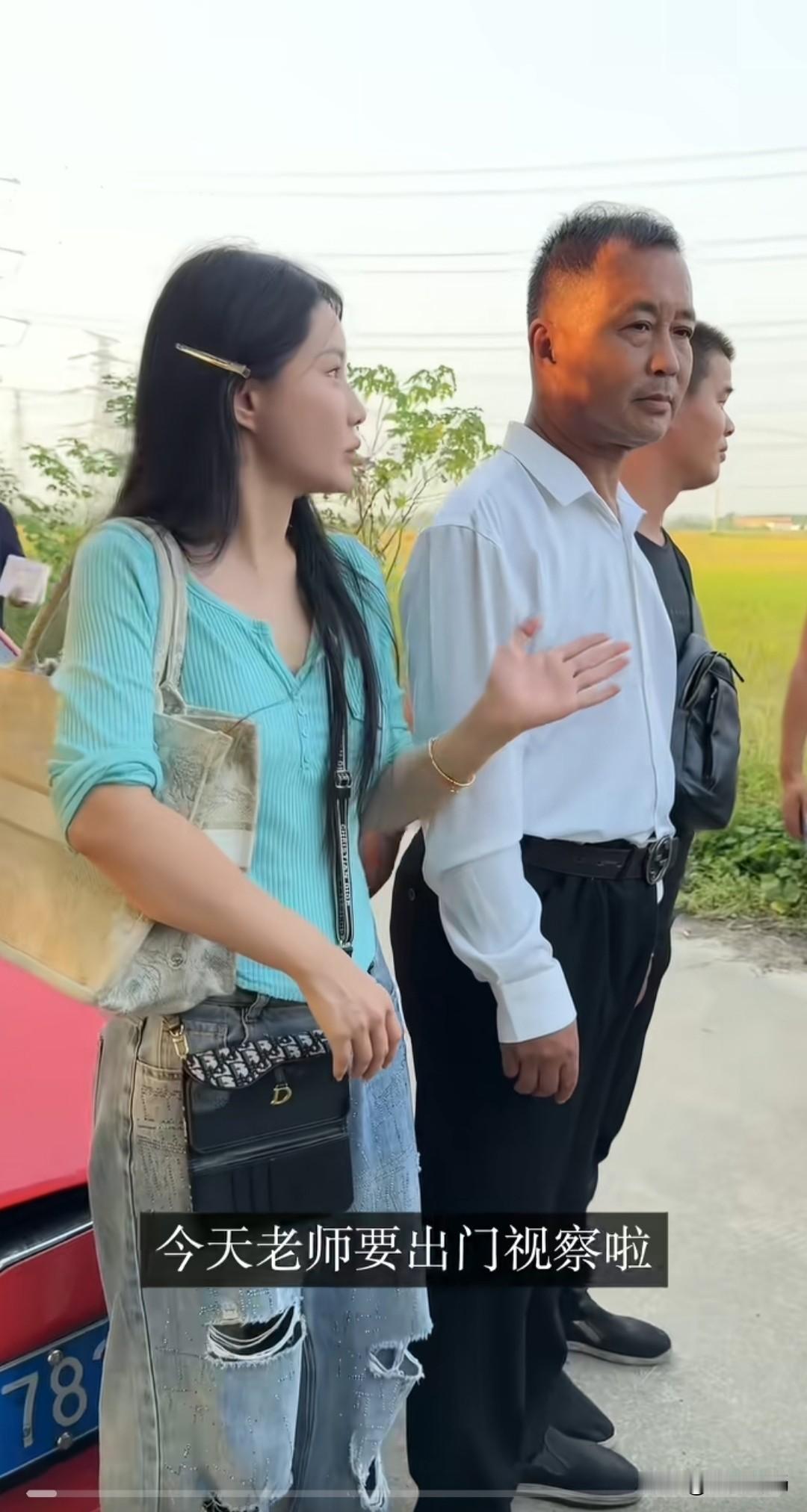 沈巍老师头发又染成了黑色，穿上白村衣，黑布鞋，气质焕然一新。作为沈巍老师得力助手