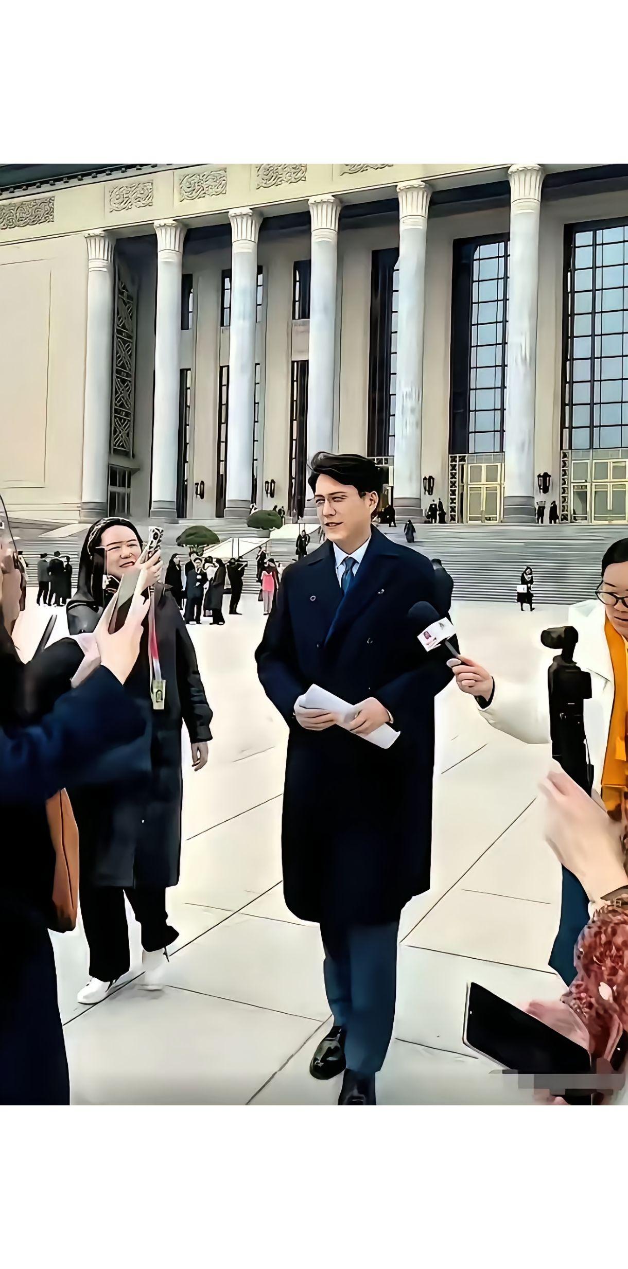 靳东这人，真是让人又爱又惊叹。今年50岁，本以为会有中年大叔的常见模样，可他平时