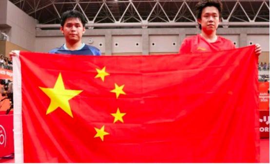 林诗栋4比0横扫夺冠那夜，有个动作比金牌还让人动容：他攥着国旗没往身