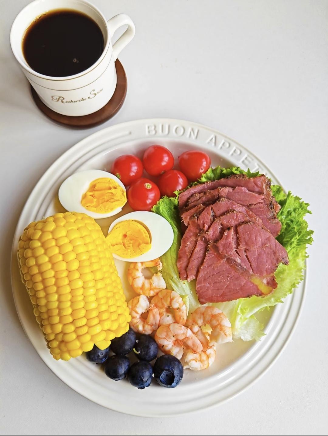 🥗冬季减肥食谱推荐低卡高蛋白食物选择蛋白质类：鸡胸肉、鱼肉、鸡蛋、豆