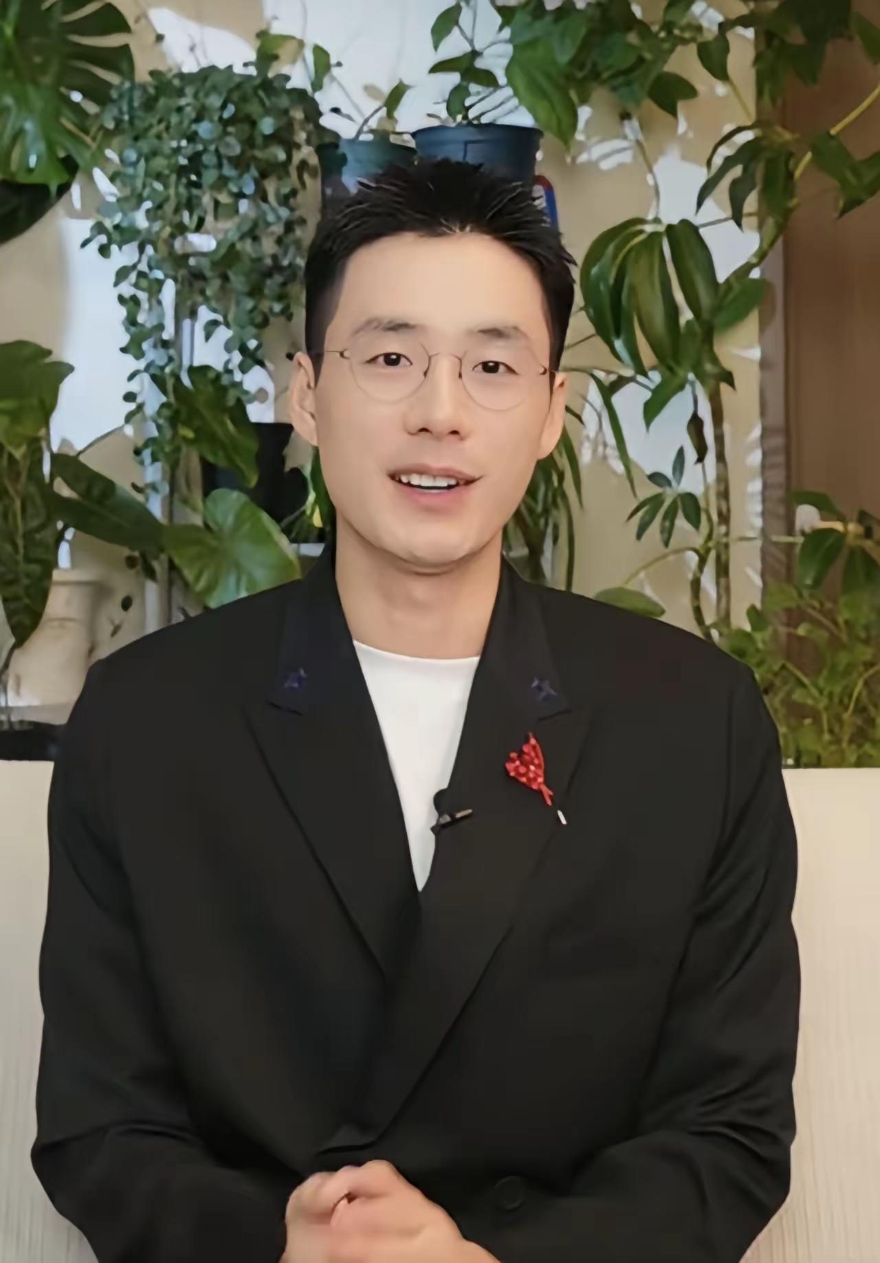 现在看来，顿顿是极为聪明的，其次就是鹏鹏他是唯一沒站队，也没参与东方甄选内斗的