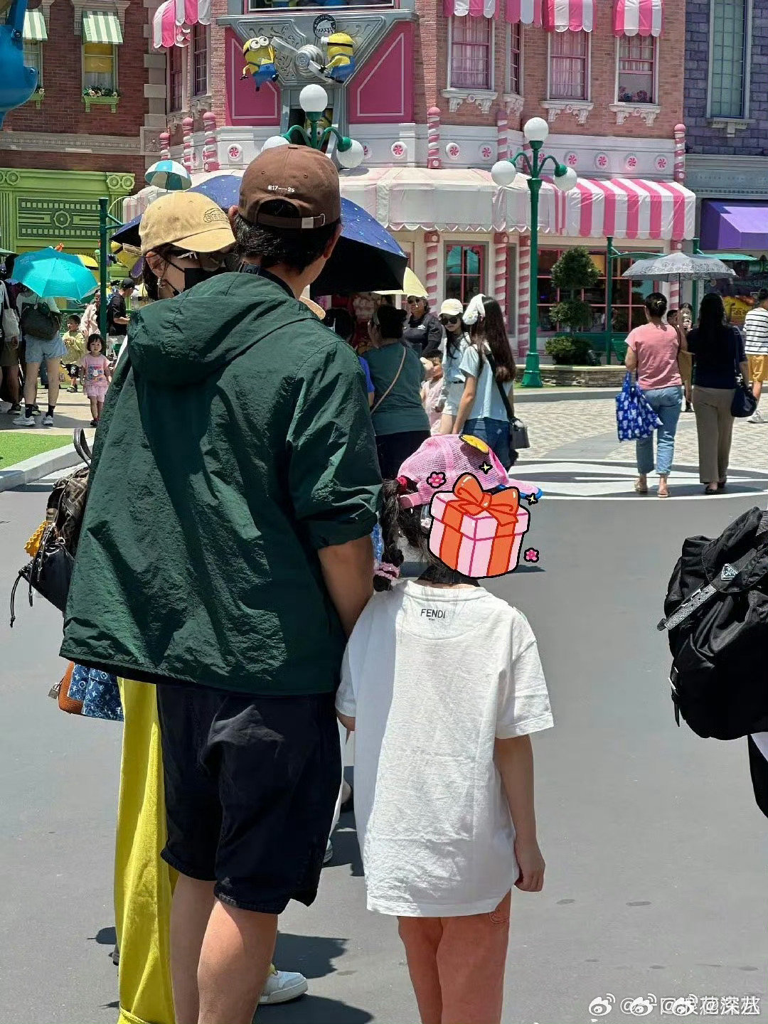 环球影城偶遇唐嫣罗晋一家三口新加坡偶遇唐嫣罗晋一家三口游玩新加坡环球影城偶遇唐