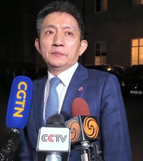 “每个国家的谈判代表都该向中国的李成钢学习。” 事情起因是美国财政部长贝森特
