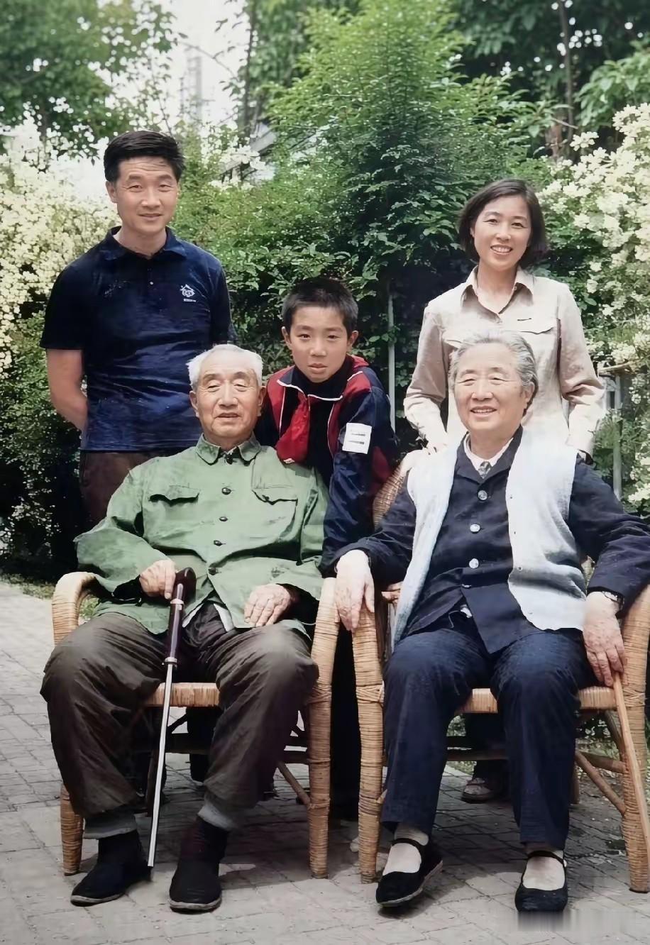 徐向前元帅全家福完整解读前排人物:1. 左侧：徐向前元帅，人称布衣元帅，一身