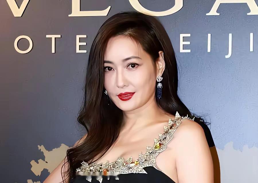 孟广美应该是最美的李莫愁了吧，我记得他是刘亦菲和黄晓明那一版的神雕侠侣，那里面最
