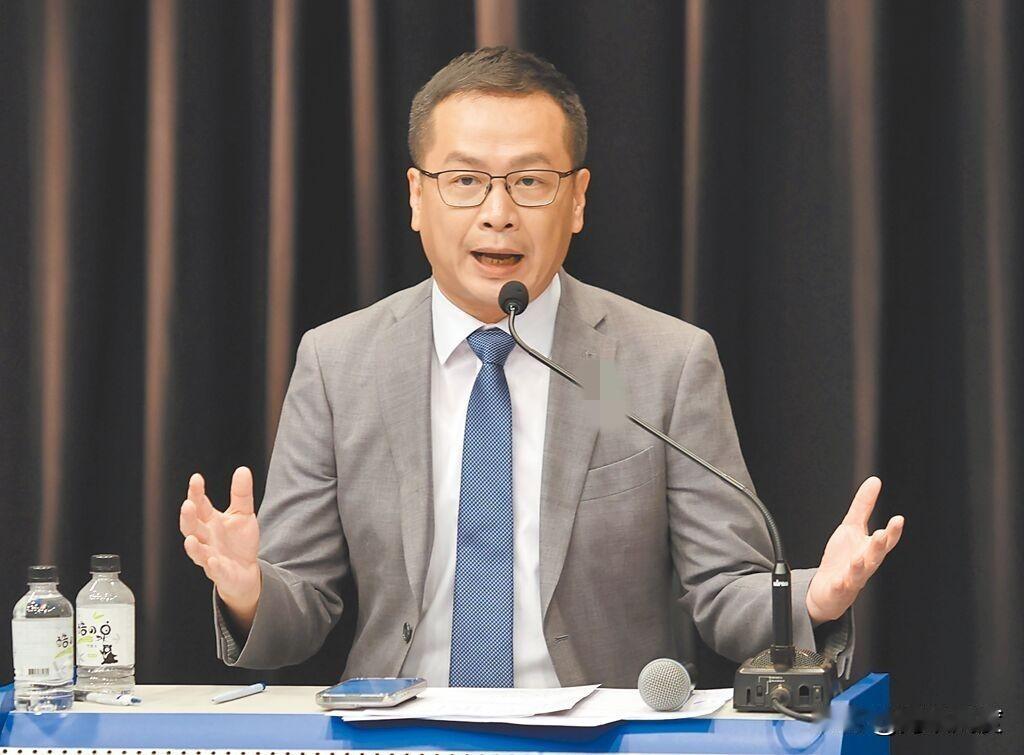 ET新闻云最新民调今出炉，罗智强打响弃保第一枪。平和发文暗示要做回沙子，“弃罗保