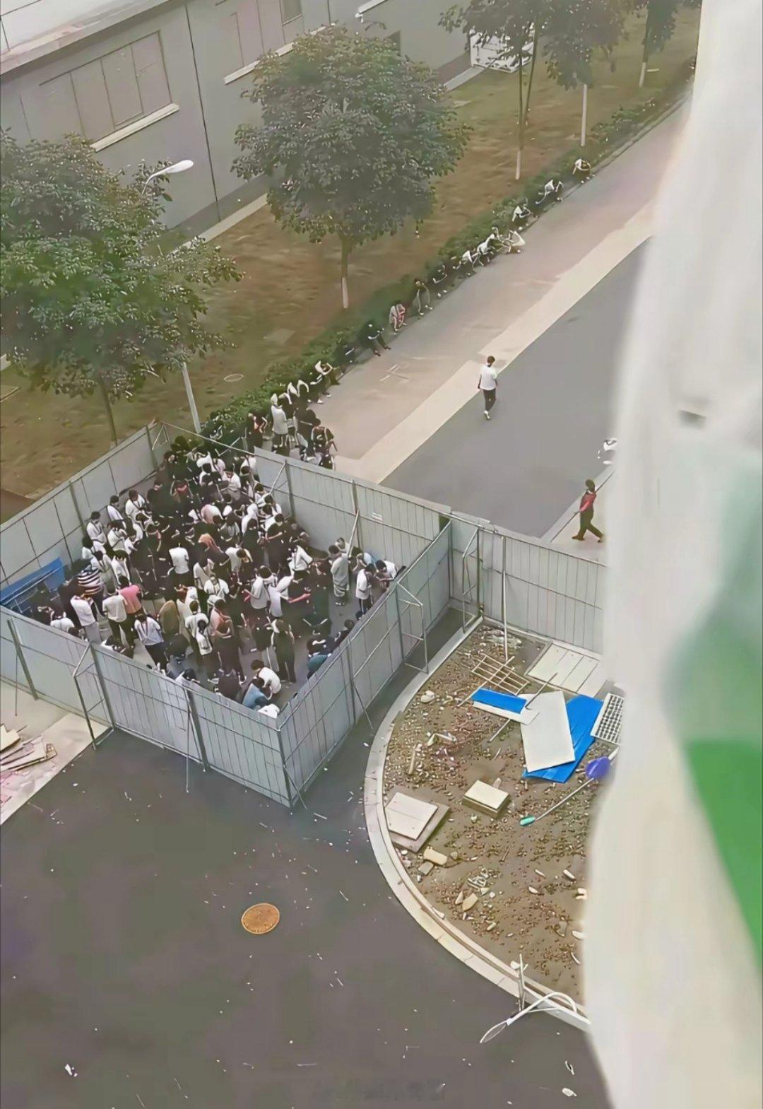 建议全国推广这种吸烟区，他们不是喜欢抽烟吗？让味道规律在一起，吸个够。