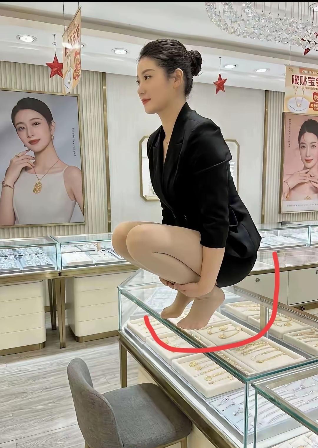 实话实说，当我看到美丽的小姐姐光脚蹲在珠宝柜台上的照片，感觉非常不舒服。女孩子