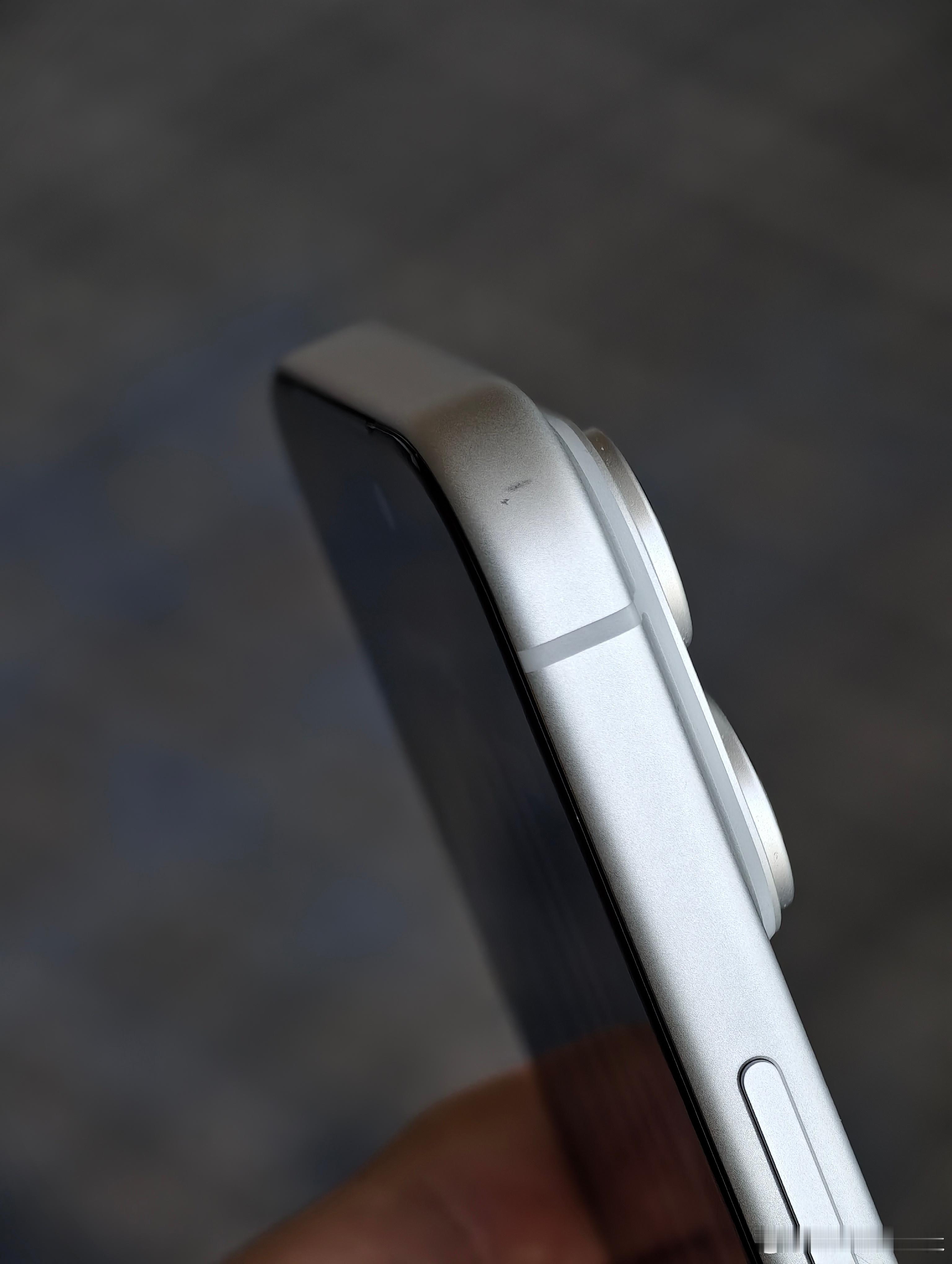 被廉价手机壳和库克害死了......偶然发现天天带硬壳的iPhone17Pro