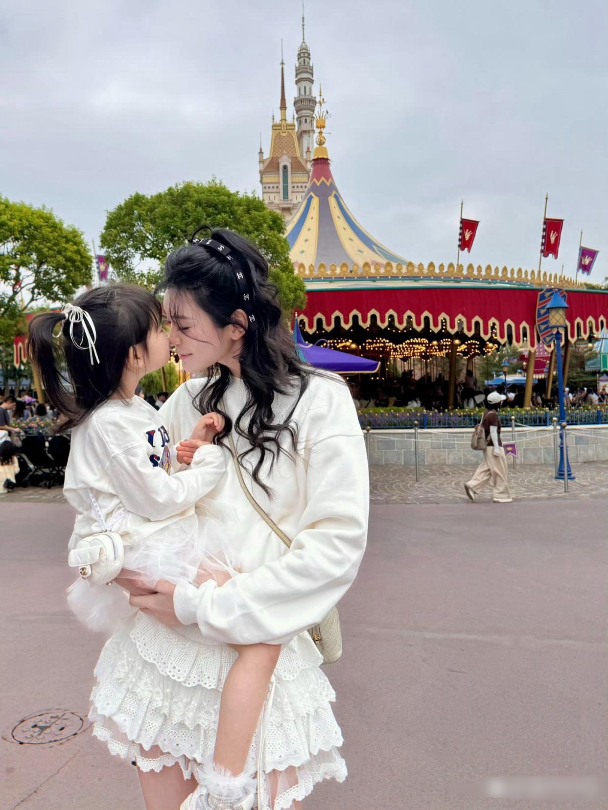 奚梦瑶可真会吊胃口，晒女儿侧脸又打码正脸，想晒又不想全晒，让吃瓜群众很好奇她女儿