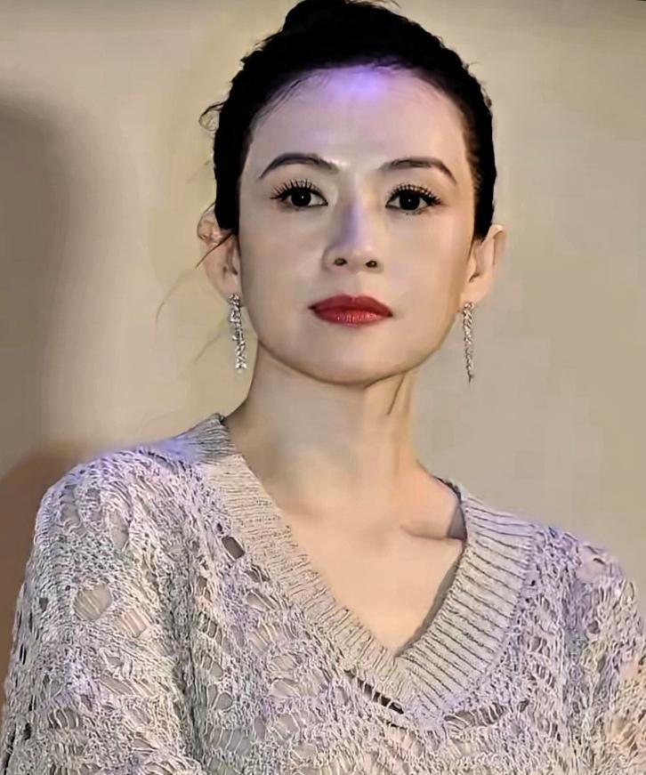宝子们快看章子怡近照！这状态也太绝了吧！快50岁的人了，穿着镂空针织衫，戴个长耳