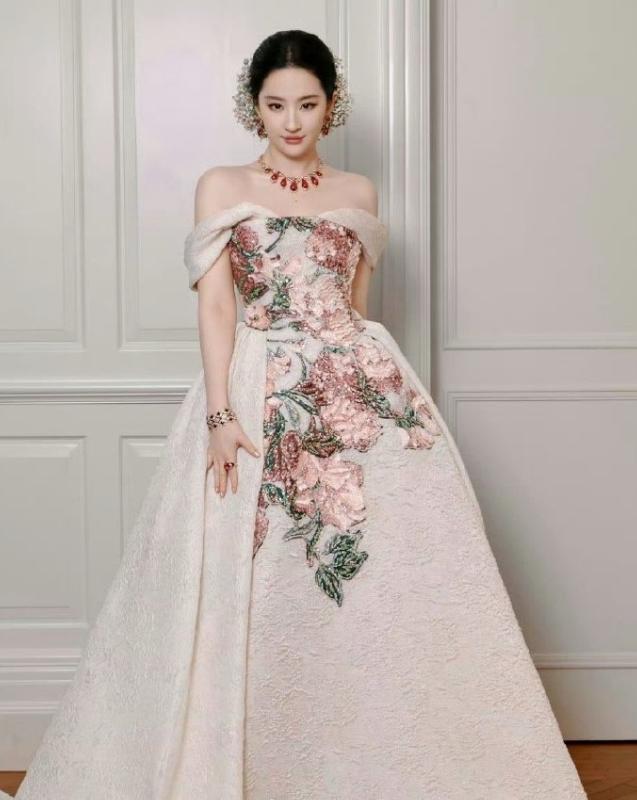 5天时间ES最新高定在内娱曝光3套！刘亦菲VOGUE盛典ES2025秋冬高定内