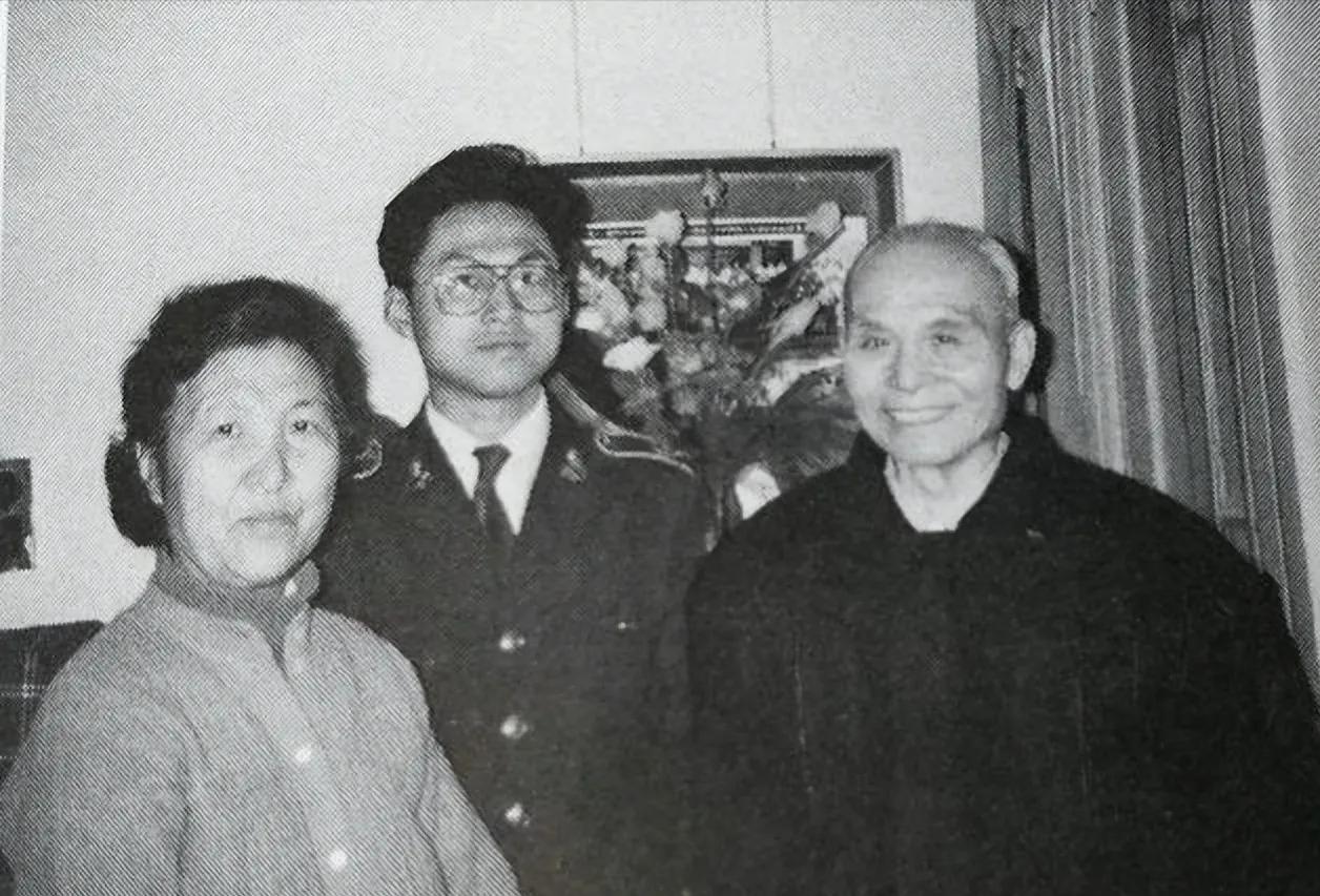 1980年，国民党降将去台湾探亲，岂料蒋介石的儿子听说后，直接送来一大笔钱。看着