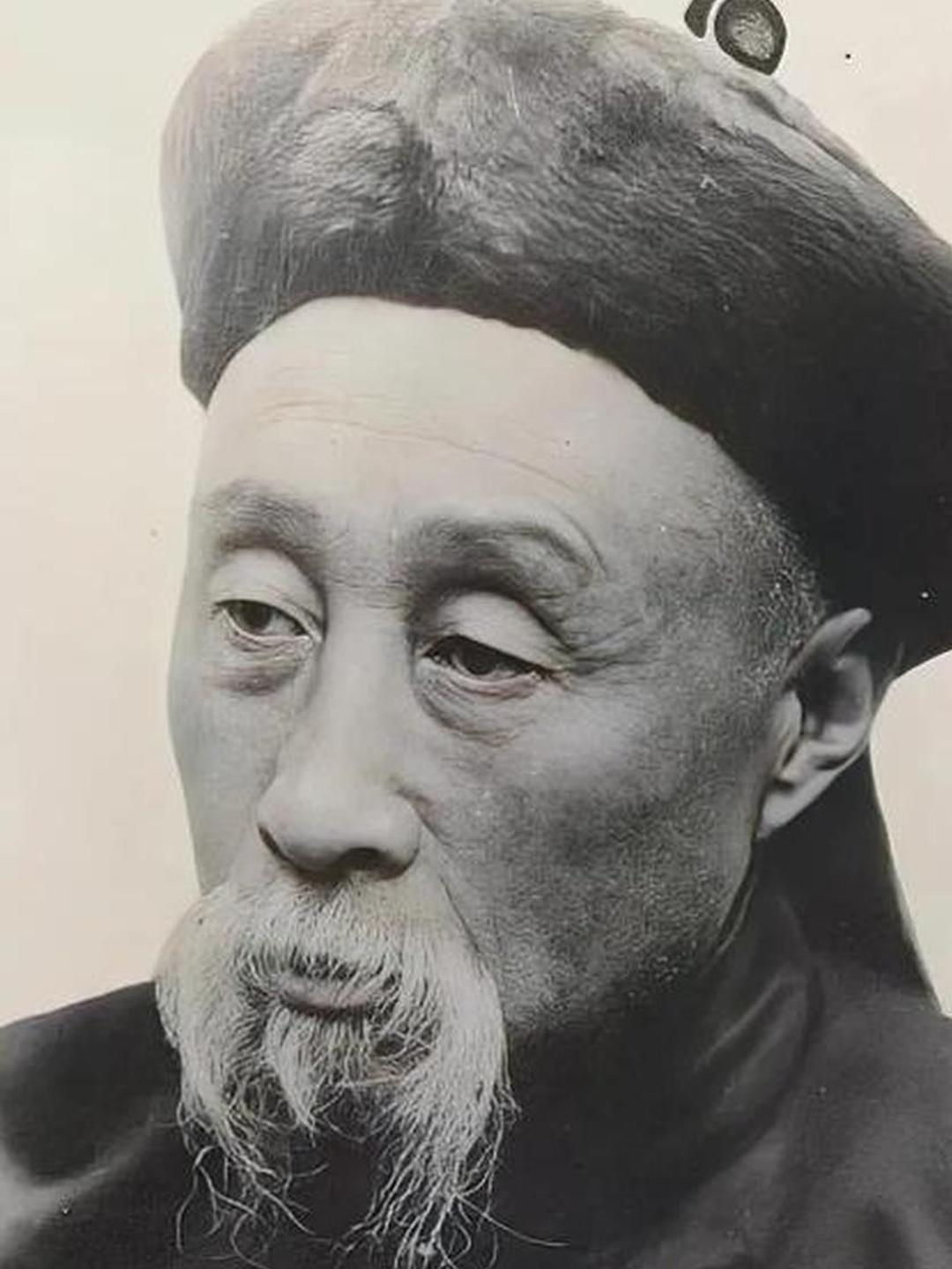 1911年，四川总督赵尔丰的下属尹昌衡，接任他的总督职位。并给他留下3000护卫