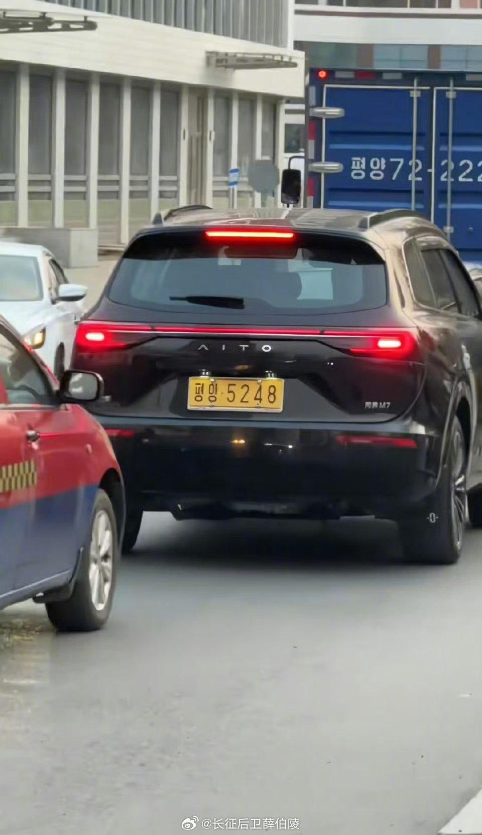 朝鲜街头的问界M7