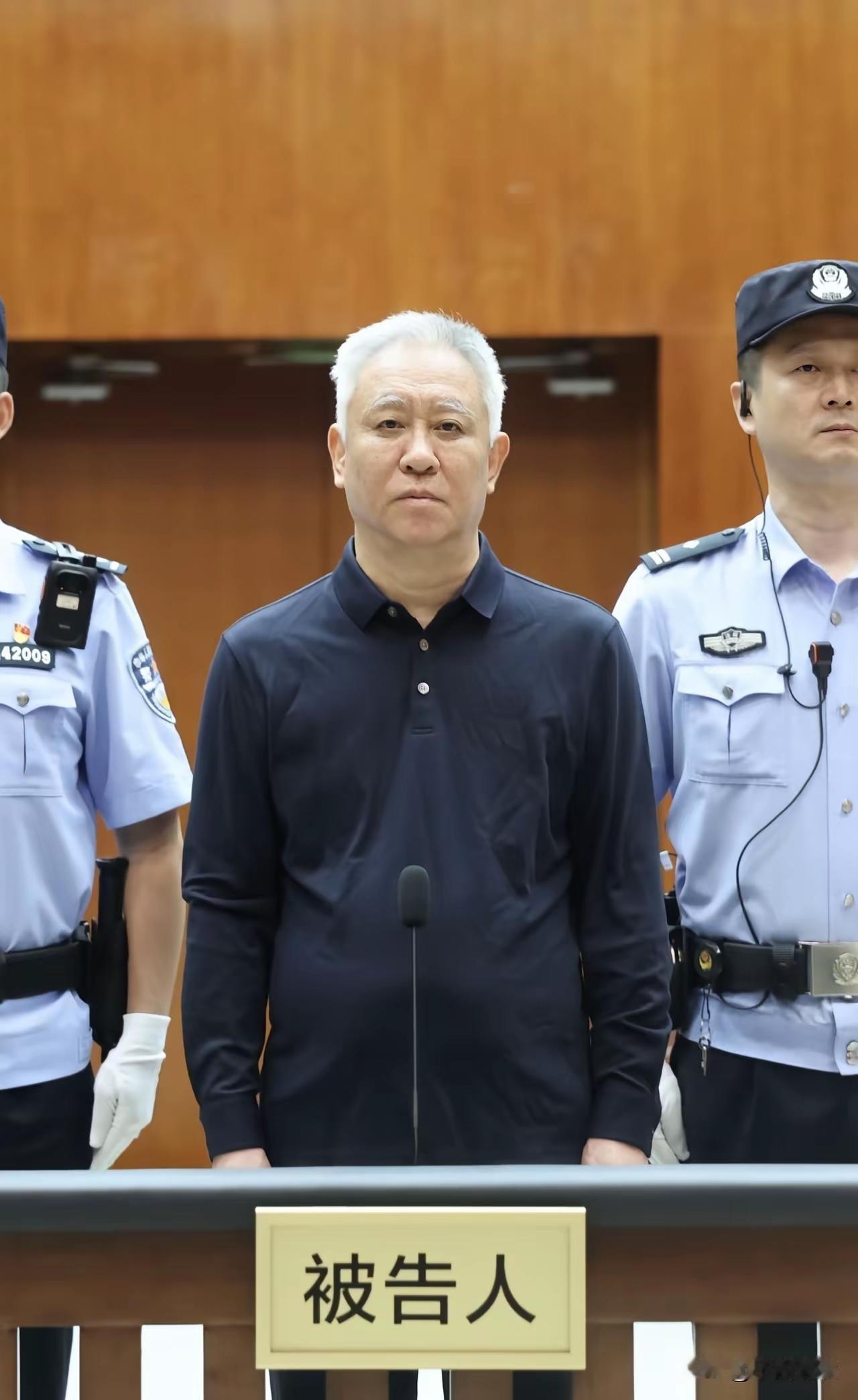 人狂自有天收。许家印曾经意气风发何等张扬，狂妄自大，把自己凌驾于法律之上。一朝落
