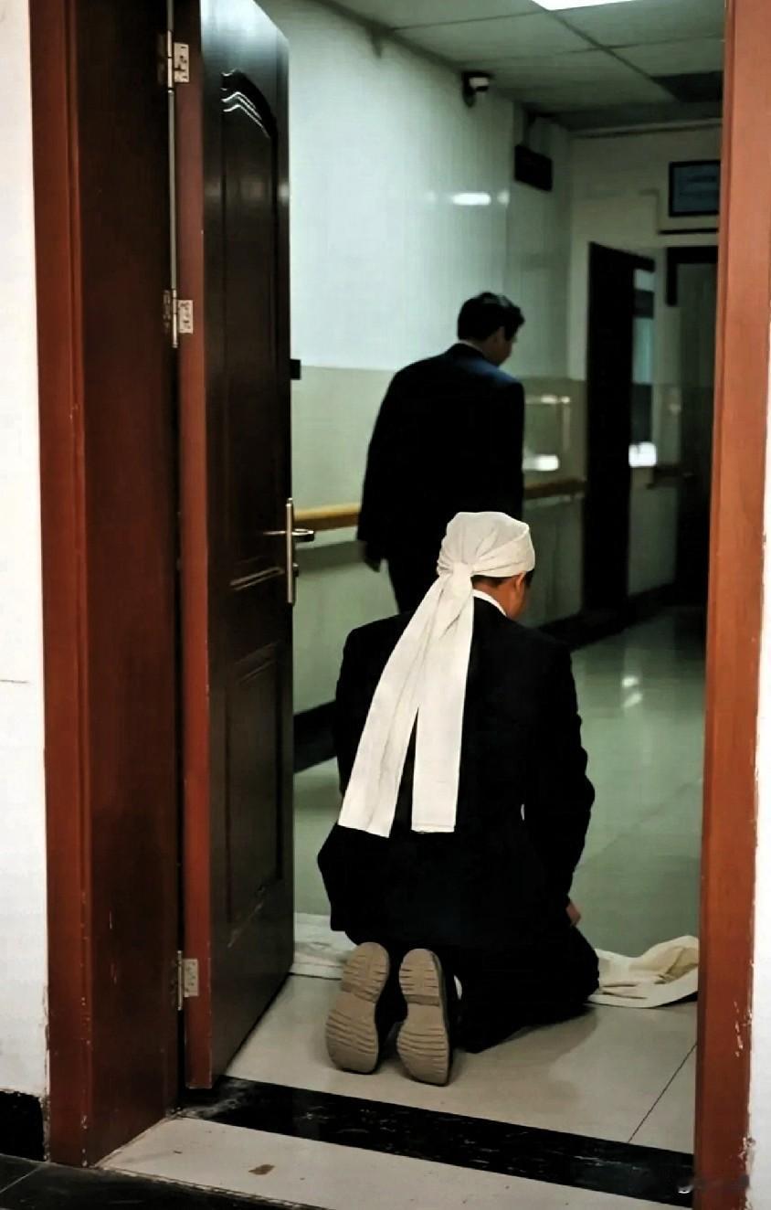 公司一同事奶奶去世了，领导不批假、同事没有闹，很平静的上班，第二天披麻戴孝的来