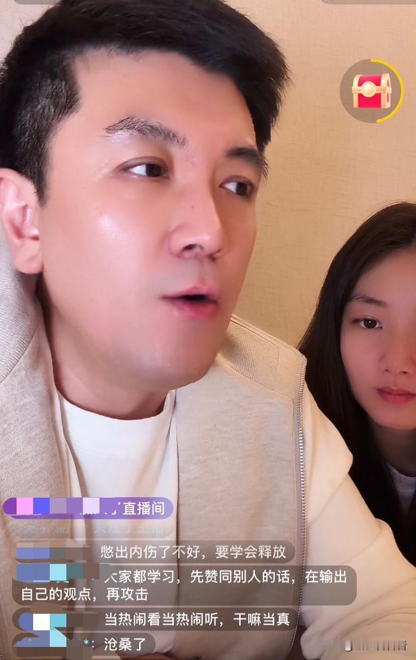 杨子跟一位女士一起直播，说话语气异常的温柔，也不再强硬的怼人。有人说，后面的