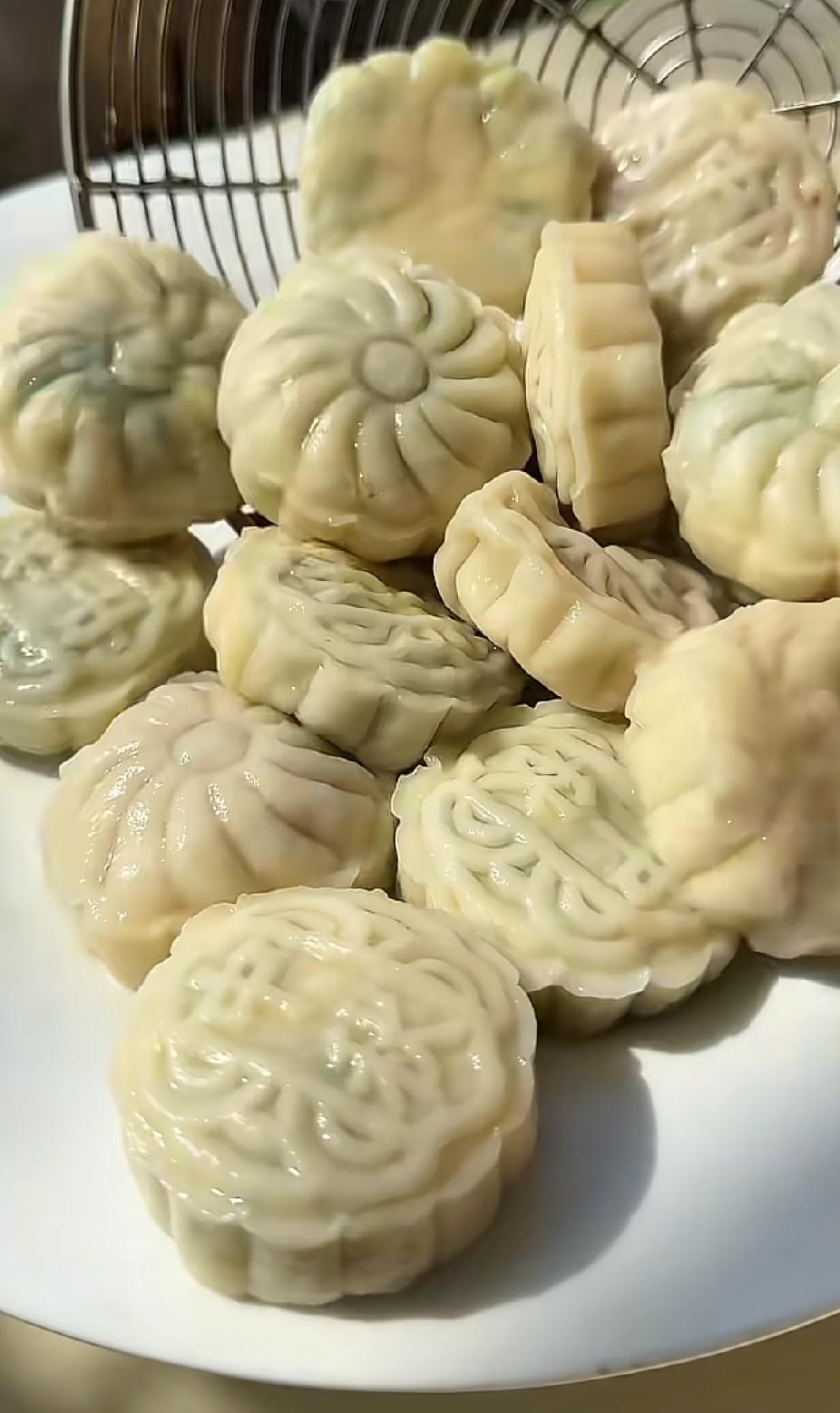 韭菜鸡蛋馅的月饼饺子第一次吃，第一次见卖月饼的好友吐槽今年生意太难干，没人