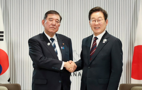 日本和韩国彻底坐不住了！美国媒体分析认为，特朗普要求乌克兰以土地换和平的做法，让