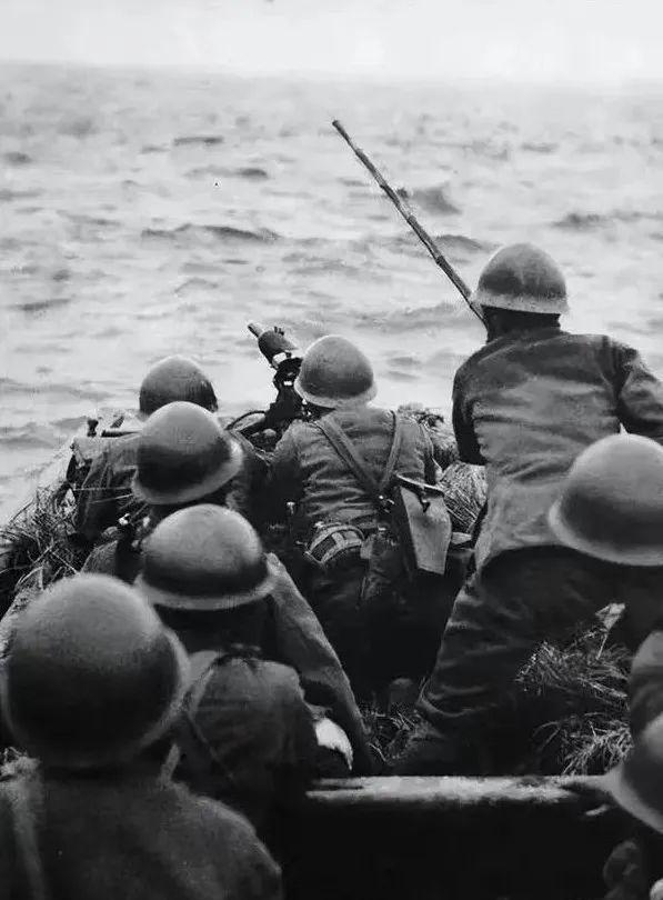 1942年，一位渔夫载着16名日军渡江，突然跳江。五月，衢江水流湍急，浑