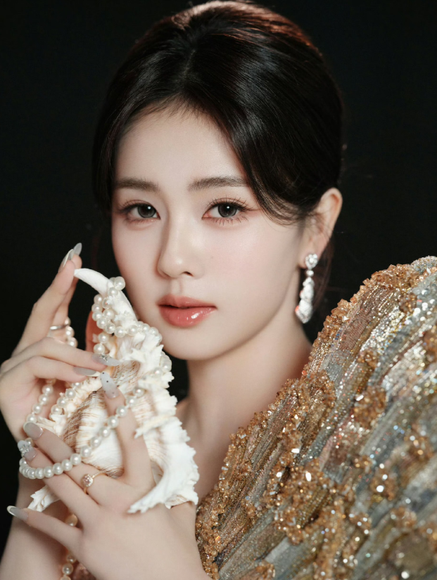 白鹿刚落座就被网友抓包社死瞬间裹着米白色披肩的她，肩颈处突兀冒出一把鎏金“扇子