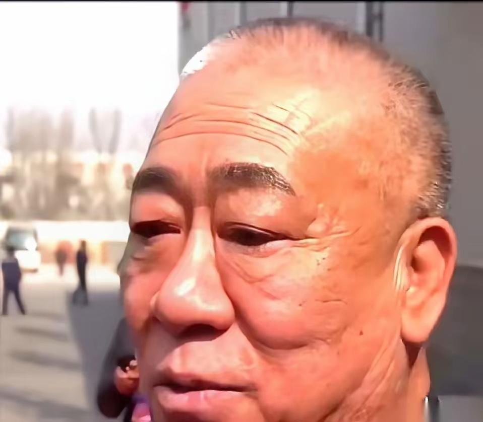 那个发了6000万奖金的老板崔培军，镜头前叹了口气，说年会差点就取消了。不是公司