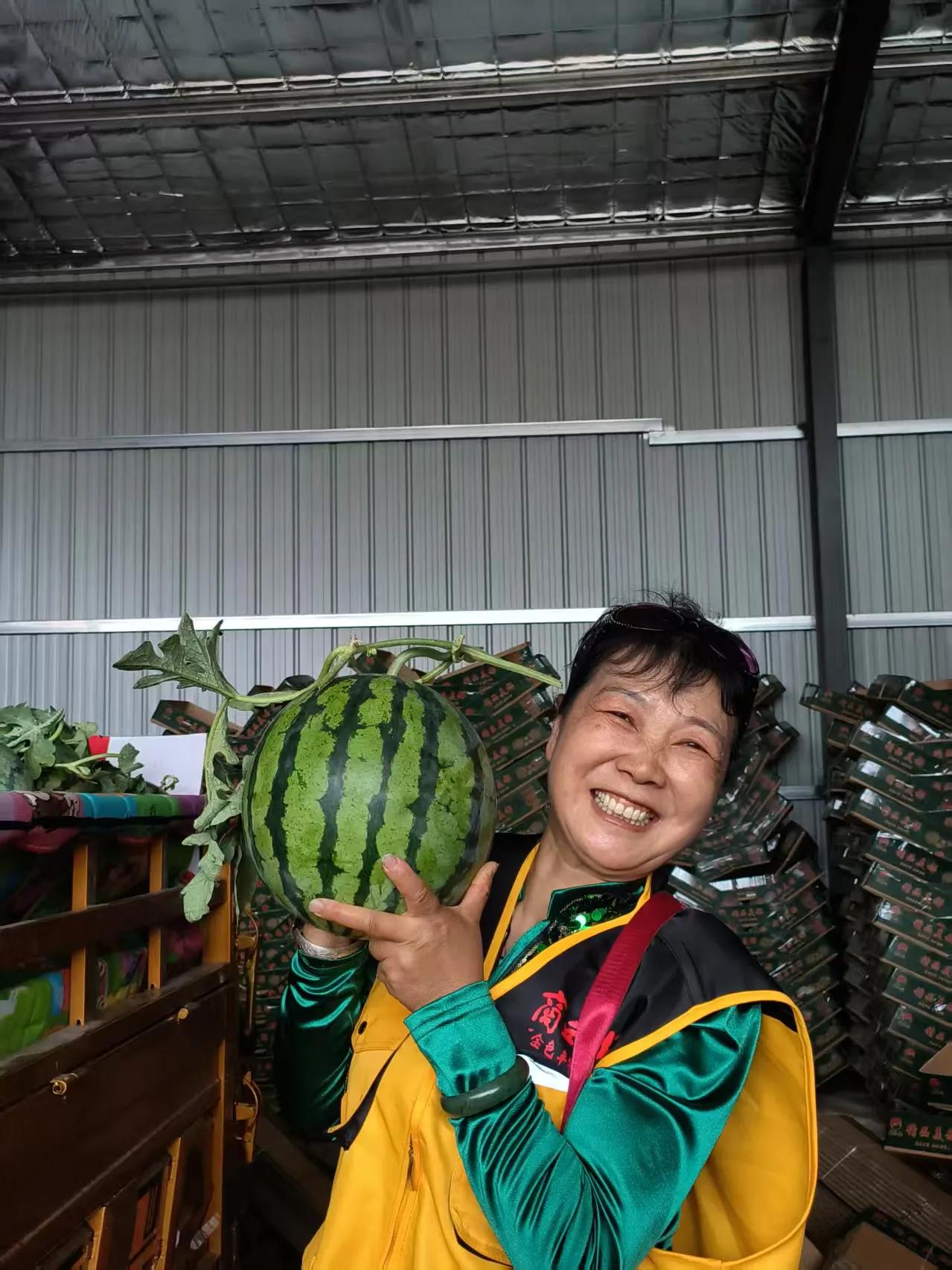 买西瓜！昨天去了农贸市场，看到一个小伙子在卖西瓜。大热天挺不容易的